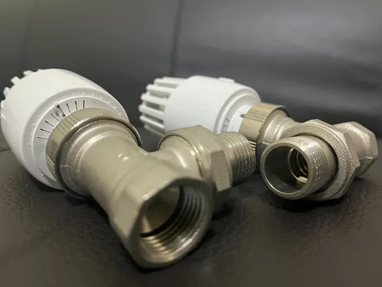 Válvula termostática del radiador del cabezal de control de temperatura de latón de 90 grados para el sistema de calefacción por suelo radiante